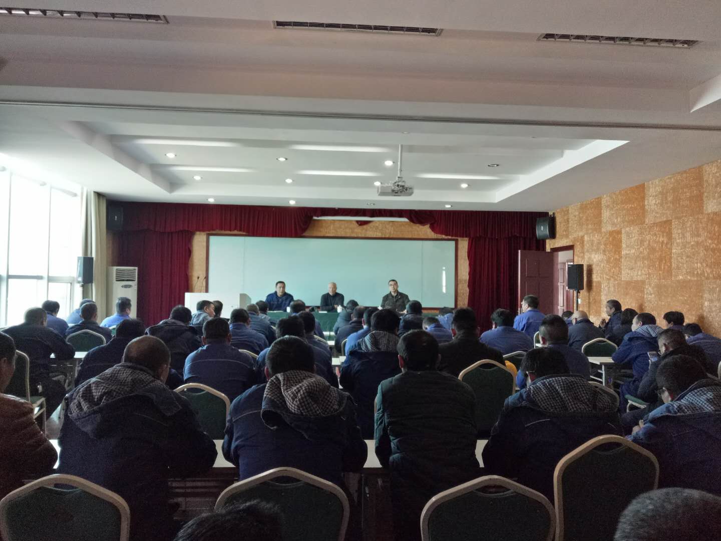公司召開全體中高層干部大會(huì)
